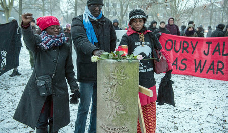 »Das war Mord«: Zwischenkundgebung an der Gedenkstele für den im...