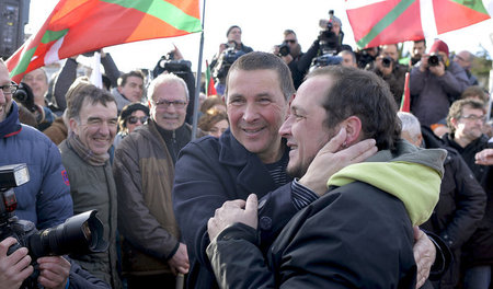 Arnaldo Otegi zusammen mit dem katalanischen Aktivisten David Fe...