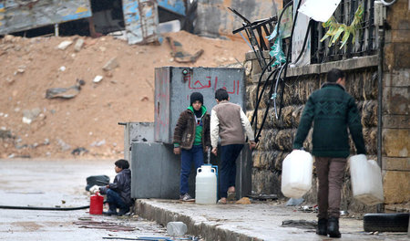Umkämpfte Ressource: Kinder befüllen in Aleppo Kanister mit Wass...