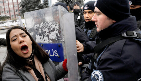 Ankara am Montag: Aufstandsbekämpfungseinheiten der Polizei gehe...