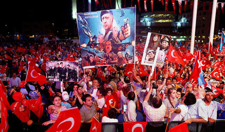 Erdogan läßt sich den Weg zur Willkürherrschaft freiknüppeln und...