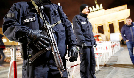 Schwer bewaffnete Polizisten am 27. Dezember vor Absperrungen fü...