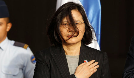 Taiwans Präsidentin Tsai Ing-wen beim Besuch einer Militärbasis ... Taiwans Präsidentin Tsai Ing-wen beim Besuch einer Militärbasis ...