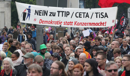 Eine breite außerparlamentarische Bewegung ist Voraussetzung, um... Eine breite außerparlamentarische Bewegung ist Voraussetzung, um...