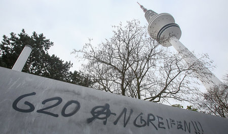 Schriftzug »G20 angreifen!«, aufgenommen am 5. Dezember 2016 in ...