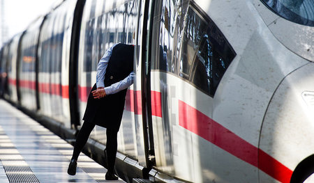Erstmal fahren die Züge weiter: GDL und Bahn-Management befinden... Erstmal fahren die Züge weiter: GDL und Bahn-Management befinden...