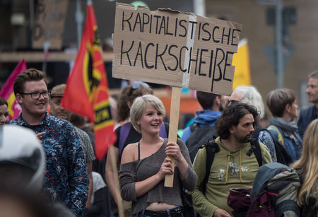 An die Mär »Vom Tellerwäscher zum Millionär« glaubt kaum noch je... An die Mär »Vom Tellerwäscher zum Millionär« glaubt kaum noch je...