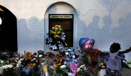 Gedenken an die Opfer der rassistischen Morde vor der »Emanuel A... Gedenken an die Opfer der rassistischen Morde vor der »Emanuel A...