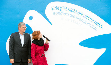 Noch hat die unbedingte Ablehnung deutscher Militäreinsätze inne... Noch hat die unbedingte Ablehnung deutscher Militäreinsätze inne...