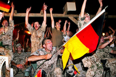 »Hurra, wir dürfen länger bleiben« (Bundeswehrsoldaten in Kabul ...