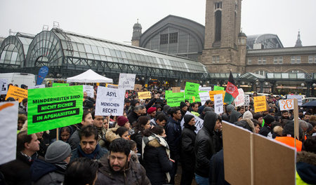 Demonstranten halten am 7. Januar in Hamburg während einer Demon... Demonstranten halten am 7. Januar in Hamburg während einer Demon...
