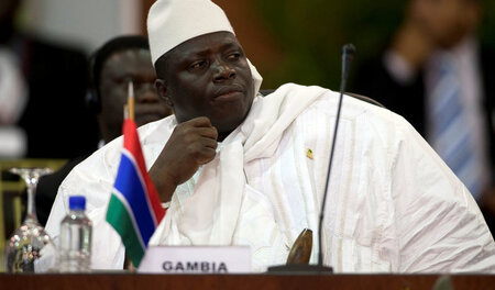 Jammeh will nicht gehen: Trotz Wahlniederlage weigert sich Gambi... Jammeh will nicht gehen: Trotz Wahlniederlage weigert sich Gambi...