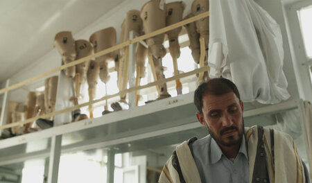 Drohnenopfer in einer Orthopädiewerkstatt in Kabul (aus dem Film... Drohnenopfer in einer Orthopädiewerkstatt in Kabul (aus dem Film...