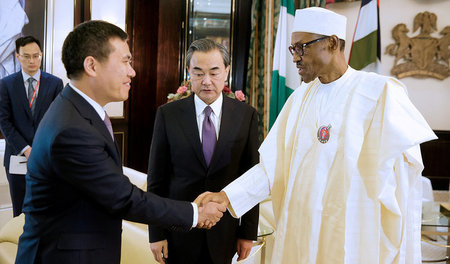 Chinas Außenminister Wang Yi (l.) und Nigerias Staatspräsident M... Chinas Außenminister Wang Yi (l.) und Nigerias Staatspräsident M...