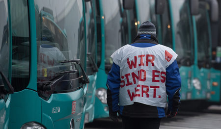 Fahrzeuge im Depot: Streikender Busfahrer am Montag in Frankfurt... Fahrzeuge im Depot: Streikender Busfahrer am Montag in Frankfurt...