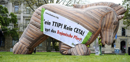 Rund um das Trojanische Pferd werden alle Hindernisse niedergeri... Rund um das Trojanische Pferd werden alle Hindernisse niedergeri...