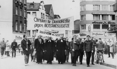 1968 beteiligten sich auch viele Pfarrer an den großen Protesten... 1968 beteiligten sich auch viele Pfarrer an den großen Protesten...