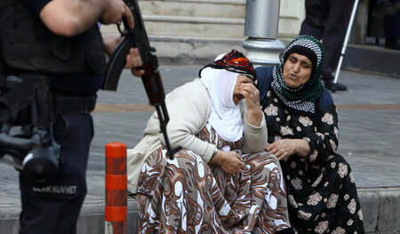 Vor dem Rathaus von Diyarbakir am 27. Oktober nach der Verhaftun... Vor dem Rathaus von Diyarbakir am 27. Oktober nach der Verhaftun...