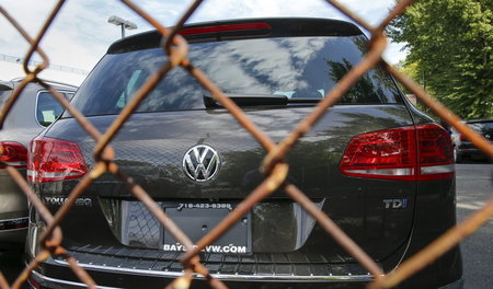 Wegsperren ist vielleicht das einzige, das gegen VW-Tricksereien... Wegsperren ist vielleicht das einzige, das gegen VW-Tricksereien...