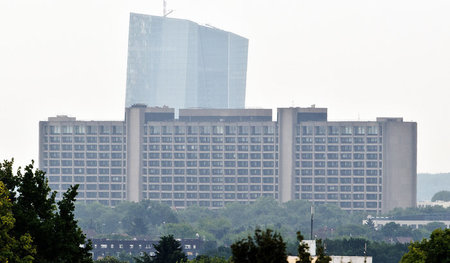 Überragt vom Euro-Tower: Sitz der Deutschen Bundesbank in Frankf... Überragt vom Euro-Tower: Sitz der Deutschen Bundesbank in Frankf...