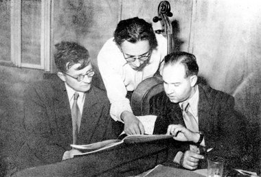 Dmitri Schostakowitsch mit dem Cellisten Milos Sadlo und dem Vio...