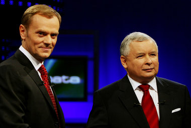 TV-Duell: Jaroslaw Kaczynski (rechts) kontra Donald Tusk