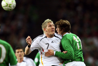 Die Kopfballfirma Schweinsteiger & Bastian kurz vor ihrer körper...