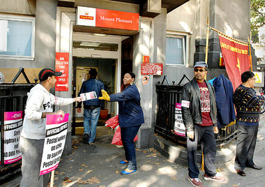 CWU-Streikposten vor dem größten Verteilzentrum der Royal Mail i...