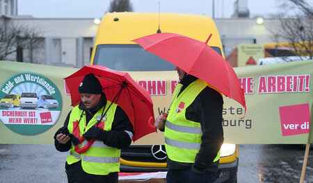 Ausharren bei Wind und Wetter: Geldboten in neun Bundesländern b... Ausharren bei Wind und Wetter: Geldboten in neun Bundesländern b...
