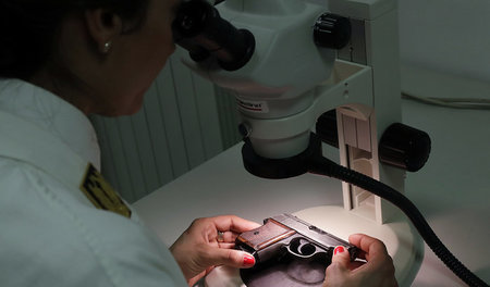 Rom, 4. Januar 2017: Eine Forensikexpertin stellt die Untersuchu... Rom, 4. Januar 2017: Eine Forensikexpertin stellt die Untersuchu...