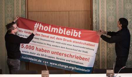 Unterstützer mit einem Transparent für die Petition »#holmbleibt...