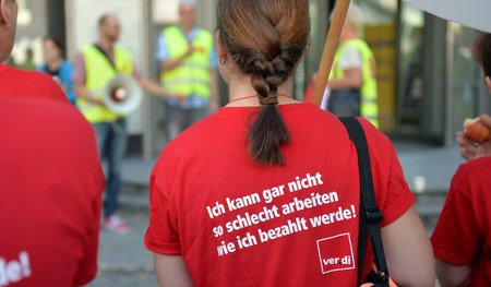 Das T-Shirt mit diesem Slogan könnten etliche Leiharbeiter trage... Das T-Shirt mit diesem Slogan könnten etliche Leiharbeiter trage...
