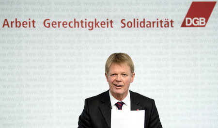 Glaubt er, was er über die Bereitschaft von Union und SPD zum Po... Glaubt er, was er über die Bereitschaft von Union und SPD zum Po...