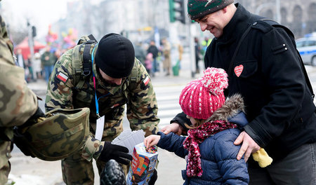 Professionelles Spendensammeln: Ein Soldat bittet in Poznan um e... Professionelles Spendensammeln: Ein Soldat bittet in Poznan um e...