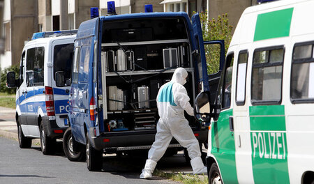 Polizisten suchen am 13.05.2016 in Dessau-Roßlau (Sachsen-Anhalt... Polizisten suchen am 13.05.2016 in Dessau-Roßlau (Sachsen-Anhalt...