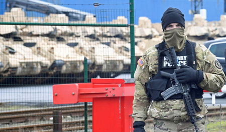 Russland im Blick: Soldat der US-Army bewacht den Transport von ... Russland im Blick: Soldat der US-Army bewacht den Transport von ...