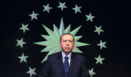 Sonnenkönig Erdogan: Der türkische Präsident während einer Rede ... Sonnenkönig Erdogan: Der türkische Präsident während einer Rede ...