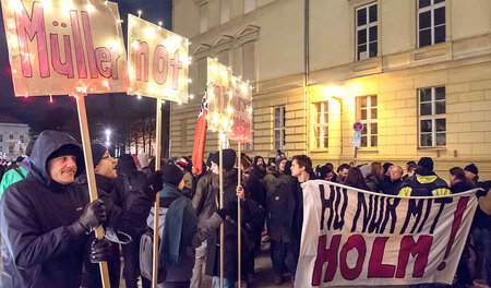 Am späten Montag abend protestierten in Berlin Aktivisten gegen ...