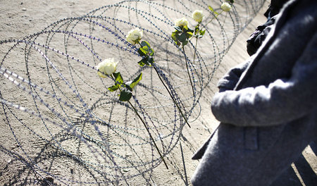 Tödliche Grenze: Mit Blumen und Stacheldraht wurden am ersten Ja...
