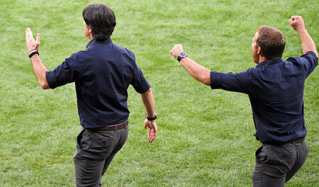 Ende der Knöpfleconnection: Hansi Flick (r.) verlässt Jogi Löw (...