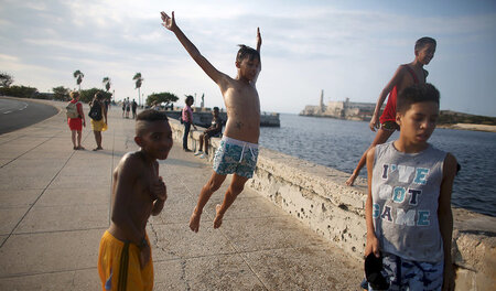 Junge Kubaner am Malecón in Havanna