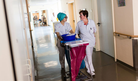 Eine Schülerin im Fachbereich Gesundheits- und Krankenpflege mit...