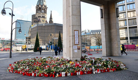 Kerzen und Blumen wurden in die Nähe des Breitscheidplatzes gele...