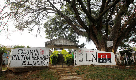Graffito der Guerillaorganisation ELN am Eingang des Friedhofs E...