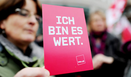 Eine Mitarbeiterin der Krankenkasse DAK