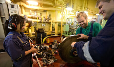 Schiffstechniker im Maschinenraum des Containers Eugen Maersk (2...