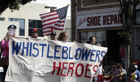 »Whistleblower sind Helden«: Demonstration am 4. Juli 2013 in Sa...