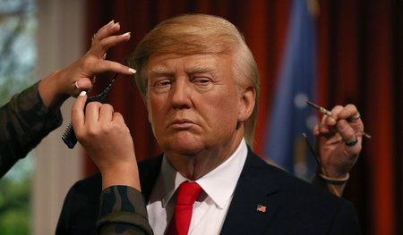 »I do solemnly swear …« Grobe Karikatur eines Kapitalisten bei M... »I do solemnly swear …« Grobe Karikatur eines Kapitalisten bei M...