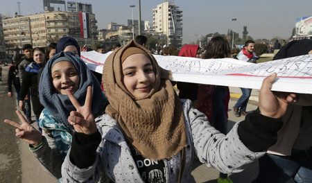 Hoffen ebenfalls auf Frieden: Unterstützerinnen des syrischen Pr... Hoffen ebenfalls auf Frieden: Unterstützerinnen des syrischen Pr...