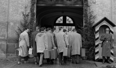 Gemustert und für kriegstauglich befunden. Zukünftige Bundeswehr... Gemustert und für kriegstauglich befunden. Zukünftige Bundeswehr...